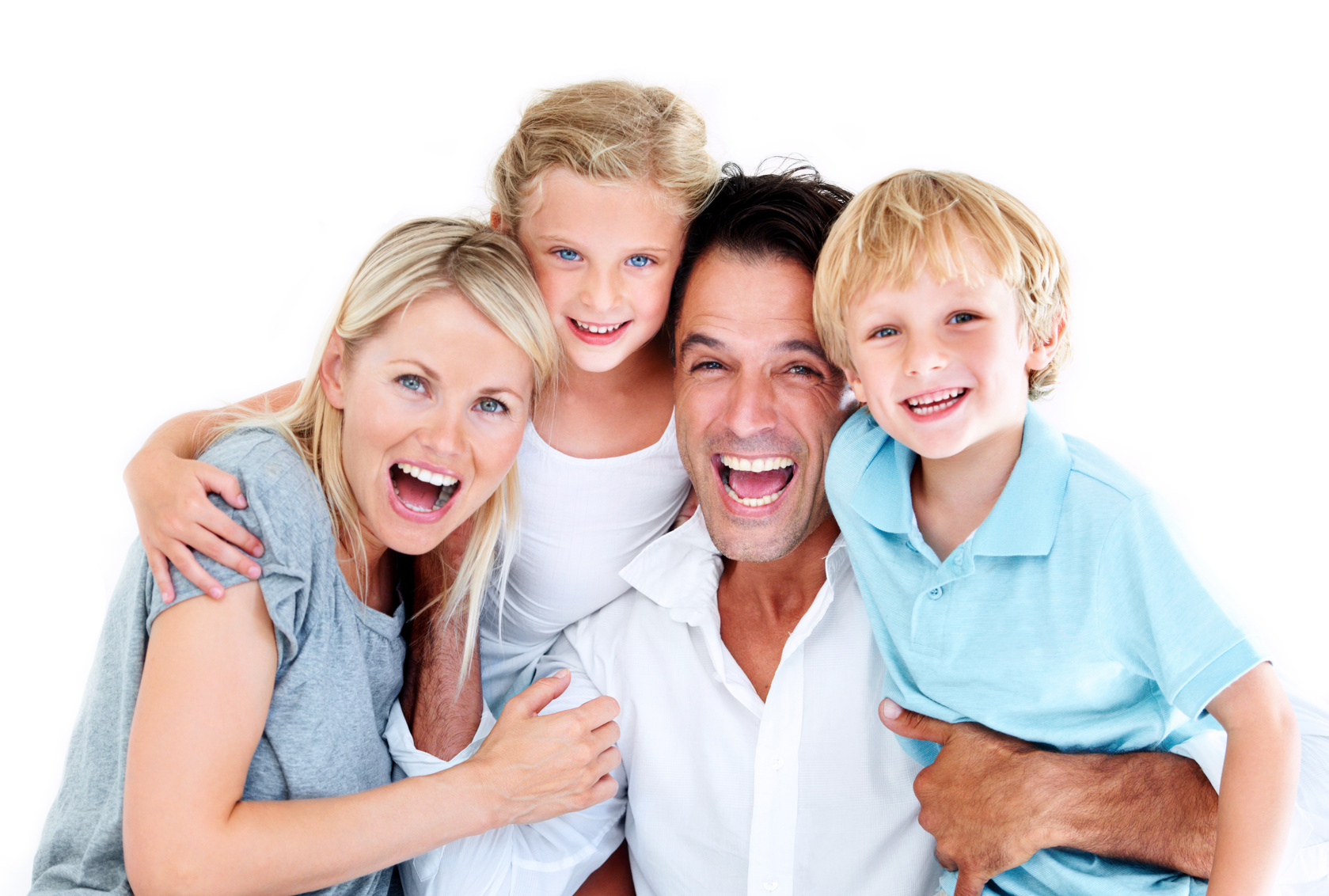 Общение между семьями. Счастливая семья. Семья на белом фоне. Семья улыбается. Родители на белом фоне.